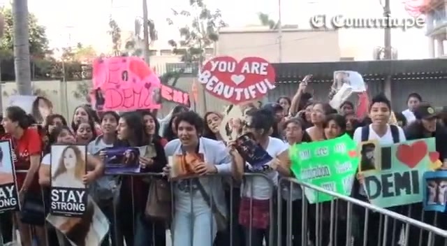 Demi Lovato Llego A Perú Y Saludo A Sus Fans  2012 06461