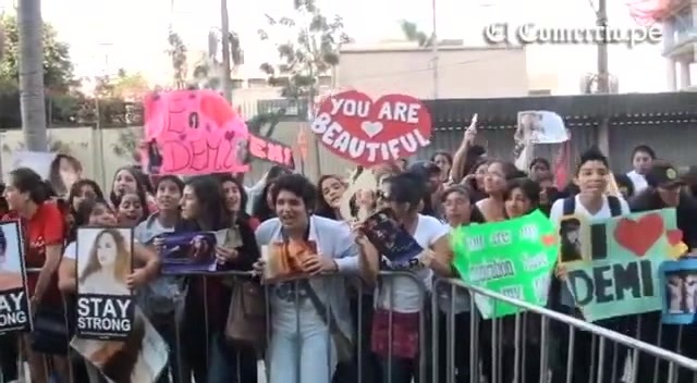 Demi Lovato Llego A Perú Y Saludo A Sus Fans  2012 06484 - Demi - Llego A Peru Y Saludo A Sus Fans 2012 Part o12