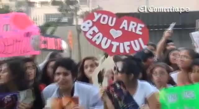 Demi Lovato Llego A Perú Y Saludo A Sus Fans  2012 06615