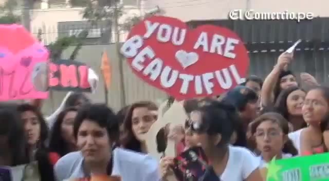 Demi Lovato Llego A Perú Y Saludo A Sus Fans  2012 06621