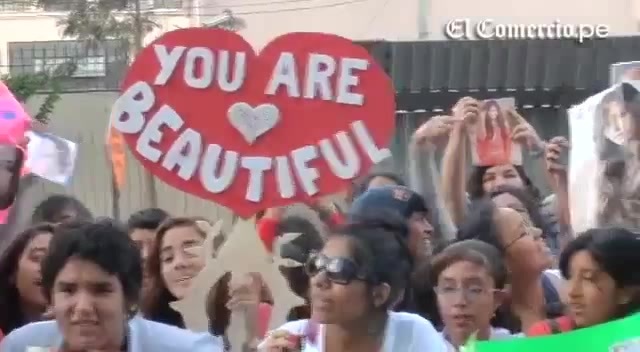 Demi Lovato Llego A Perú Y Saludo A Sus Fans  2012 07000