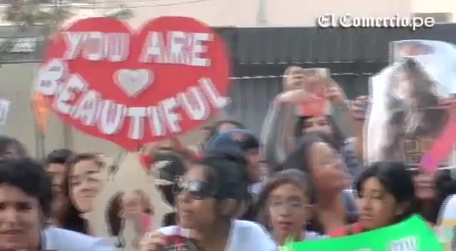 Demi Lovato Llego A Perú Y Saludo A Sus Fans  2012 07055 - Demi - Llego A Peru Y Saludo A Sus Fans 2012 Part o14