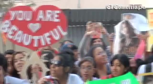 Demi Lovato Llego A Perú Y Saludo A Sus Fans  2012 07064