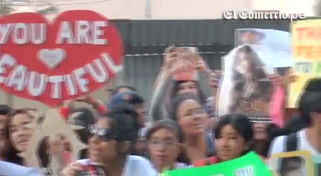 Demi Lovato Llego A Perú Y Saludo A Sus Fans  2012 07114