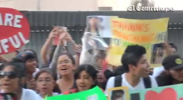 Demi Lovato Llego A Perú Y Saludo A Sus Fans  2012 07244