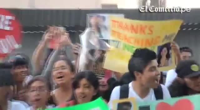 Demi Lovato Llego A Perú Y Saludo A Sus Fans  2012 07272