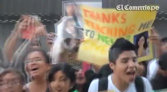 Demi Lovato Llego A Perú Y Saludo A Sus Fans  2012 07286