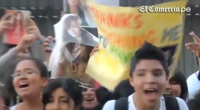 Demi Lovato Llego A Perú Y Saludo A Sus Fans  2012 07319