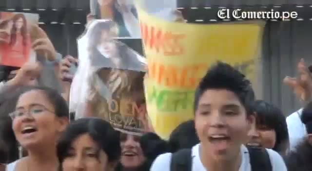 Demi Lovato Llego A Perú Y Saludo A Sus Fans  2012 07364