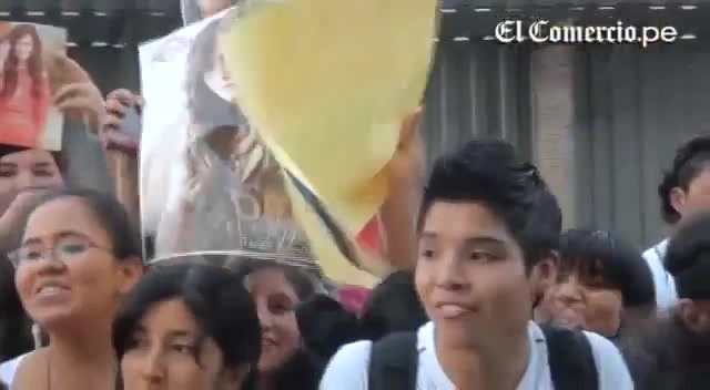 Demi Lovato Llego A Perú Y Saludo A Sus Fans  2012 07416