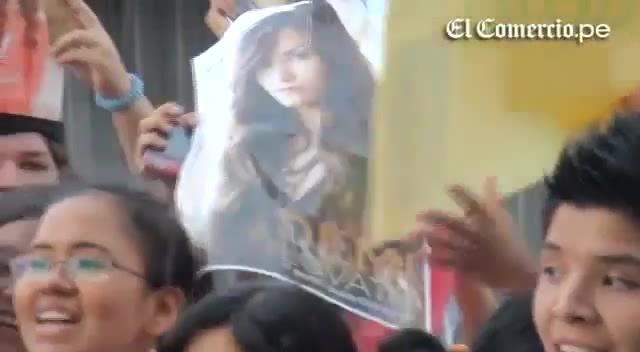 Demi Lovato Llego A Perú Y Saludo A Sus Fans  2012 07587