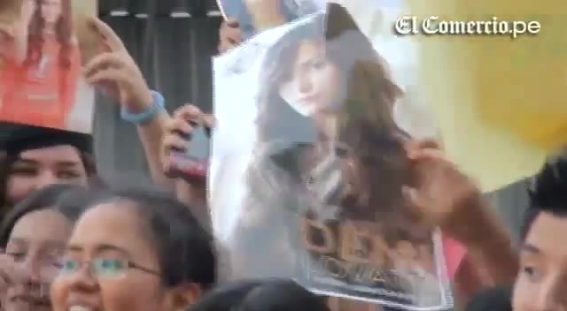Demi Lovato Llego A Perú Y Saludo A Sus Fans  2012 07671 - Demi - Llego A Peru Y Saludo A Sus Fans 2012 Part o15