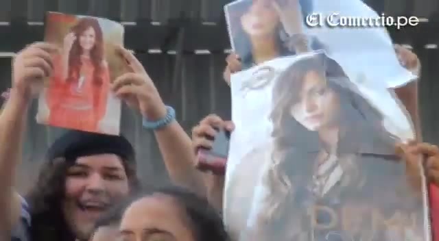 Demi Lovato Llego A Perú Y Saludo A Sus Fans  2012 07871 - Demi - Llego A Peru Y Saludo A Sus Fans 2012 Part o15