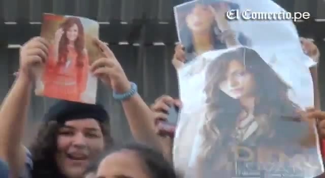 Demi Lovato Llego A Perú Y Saludo A Sus Fans  2012 07890 - Demi - Llego A Peru Y Saludo A Sus Fans 2012 Part o15