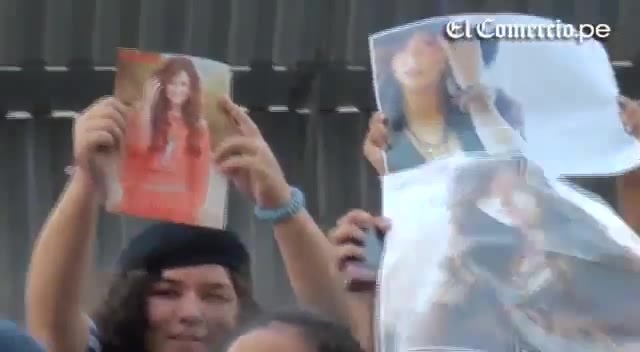 Demi Lovato Llego A Perú Y Saludo A Sus Fans  2012 07968 Demi Lovato Llego A Perú Y Saludo A Sus Fans  2012 07968