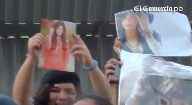 Demi Lovato Llego A Perú Y Saludo A Sus Fans  2012 07984