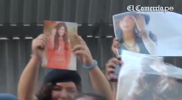 Demi Lovato Llego A Perú Y Saludo A Sus Fans  2012 08005
