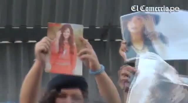 Demi Lovato Llego A Perú Y Saludo A Sus Fans  2012 08028