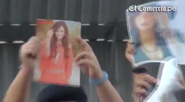 Demi Lovato Llego A Perú Y Saludo A Sus Fans  2012 08076
