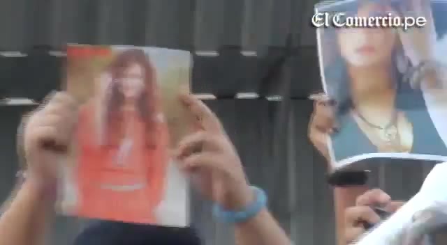 Demi Lovato Llego A Perú Y Saludo A Sus Fans  2012 08102