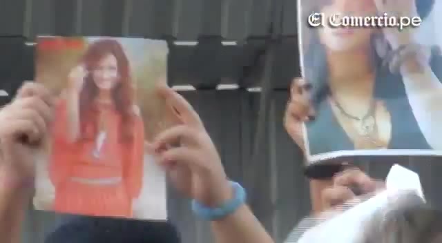 Demi Lovato Llego A Perú Y Saludo A Sus Fans  2012 08134 - Demi - Llego A Peru Y Saludo A Sus Fans 2012 Part o16