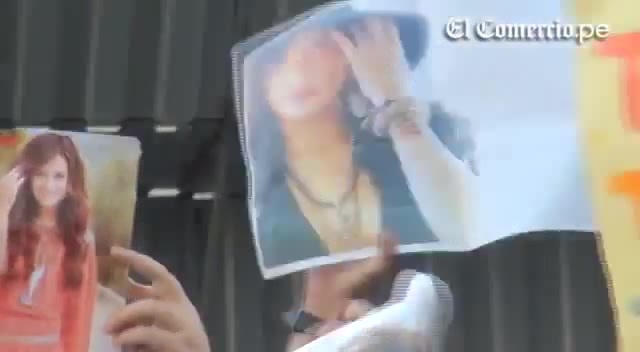 Demi Lovato Llego A Perú Y Saludo A Sus Fans  2012 08360