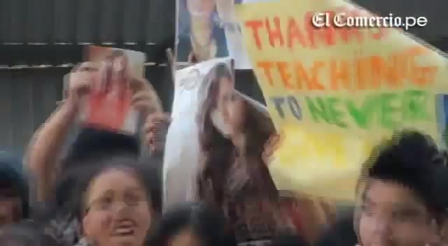 Demi Lovato Llego A Perú Y Saludo A Sus Fans  2012 08542 - Demi - Llego A Peru Y Saludo A Sus Fans 2012 Part o17