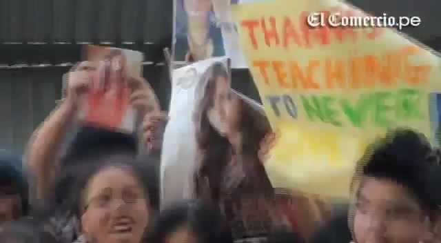 Demi Lovato Llego A Perú Y Saludo A Sus Fans  2012 08542