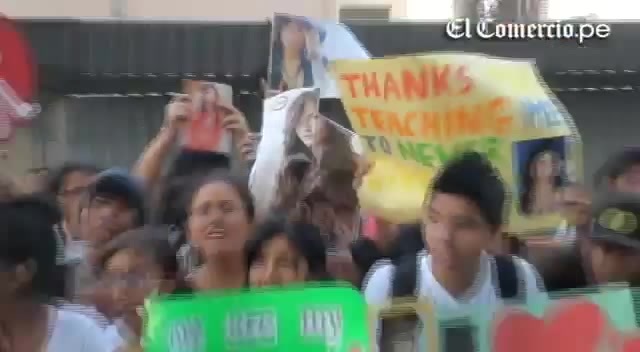 Demi Lovato Llego A Perú Y Saludo A Sus Fans  2012 08597