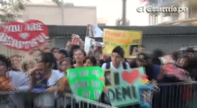 Demi Lovato Llego A Perú Y Saludo A Sus Fans  2012 08681