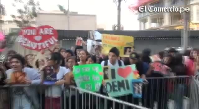 Demi Lovato Llego A Perú Y Saludo A Sus Fans  2012 08709
