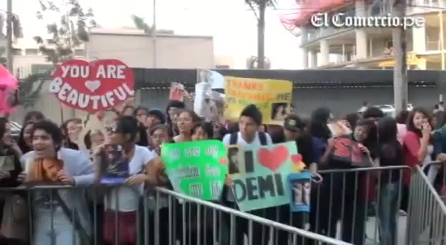 Demi Lovato Llego A Perú Y Saludo A Sus Fans  2012 08741
