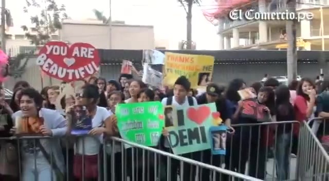 Demi Lovato Llego A Perú Y Saludo A Sus Fans  2012 08795
