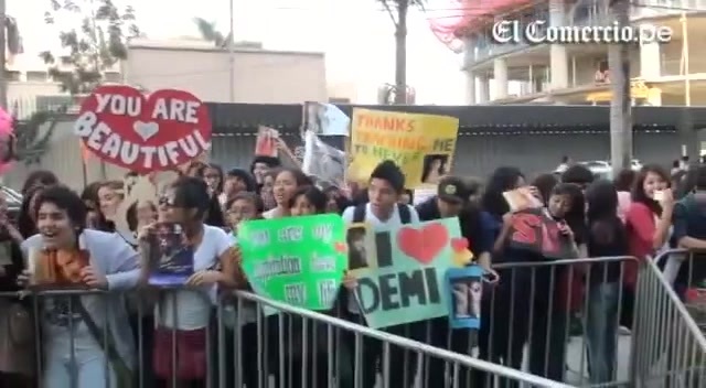 Demi Lovato Llego A Perú Y Saludo A Sus Fans  2012 08827