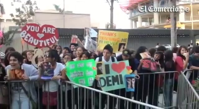 Demi Lovato Llego A Perú Y Saludo A Sus Fans  2012 08851