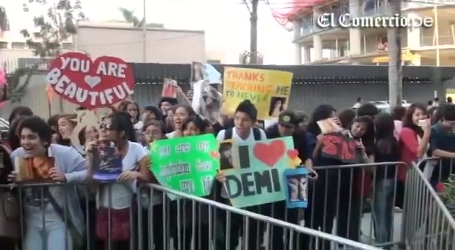 Demi Lovato Llego A Perú Y Saludo A Sus Fans  2012 08857