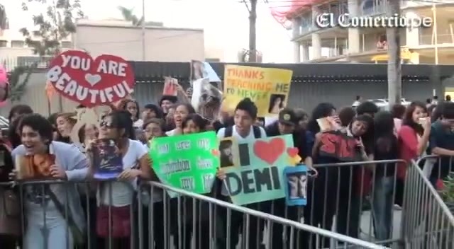 Demi Lovato Llego A Perú Y Saludo A Sus Fans  2012 08905