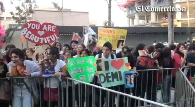 Demi Lovato Llego A Perú Y Saludo A Sus Fans  2012 08925