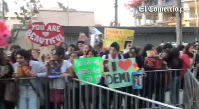 Demi Lovato Llego A Perú Y Saludo A Sus Fans  2012 08949