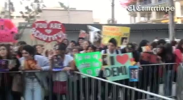 Demi Lovato Llego A Perú Y Saludo A Sus Fans  2012 08982