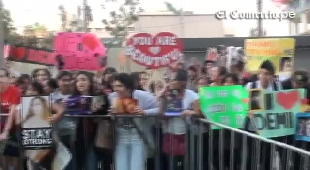 Demi Lovato Llego A Perú Y Saludo A Sus Fans  2012 09112