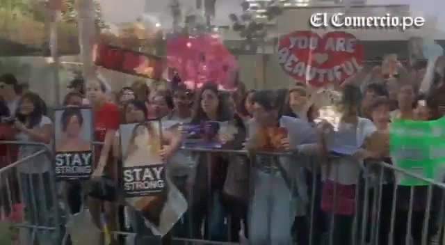 Demi Lovato Llego A Perú Y Saludo A Sus Fans  2012 09351