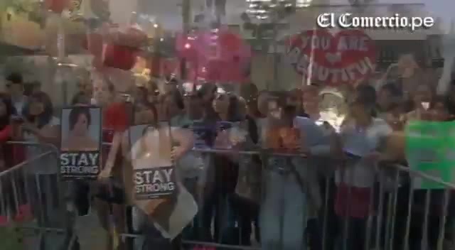 Demi Lovato Llego A Perú Y Saludo A Sus Fans  2012 09375