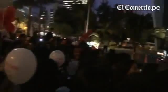 Demi Lovato Llego A Perú Y Saludo A Sus Fans  2012 09553 - Demi - Llego A Peru Y Saludo A Sus Fans 2012 Part o19