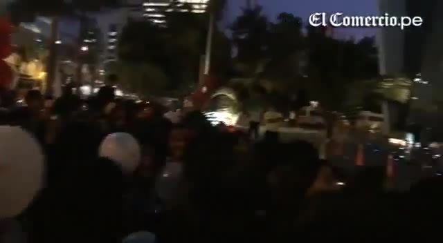 Demi Lovato Llego A Perú Y Saludo A Sus Fans  2012 09627 - Demi - Llego A Peru Y Saludo A Sus Fans 2012 Part o19