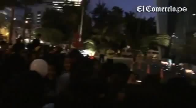 Demi Lovato Llego A Perú Y Saludo A Sus Fans  2012 09659 - Demi - Llego A Peru Y Saludo A Sus Fans 2012 Part o19