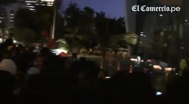 Demi Lovato Llego A Perú Y Saludo A Sus Fans  2012 09799