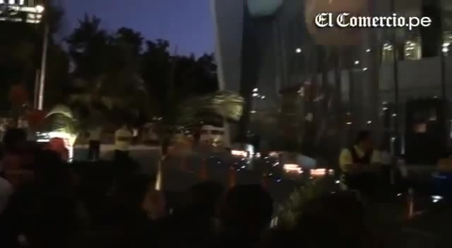 Demi Lovato Llego A Perú Y Saludo A Sus Fans  2012 10060