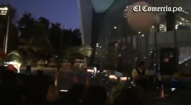 Demi Lovato Llego A Perú Y Saludo A Sus Fans  2012 10129
