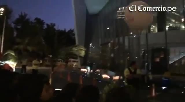 Demi Lovato Llego A Perú Y Saludo A Sus Fans  2012 10152